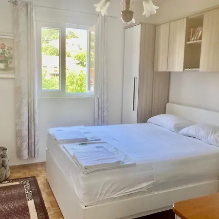 Mimmi - Three Bedroom Duplex With Balcony Sutivan